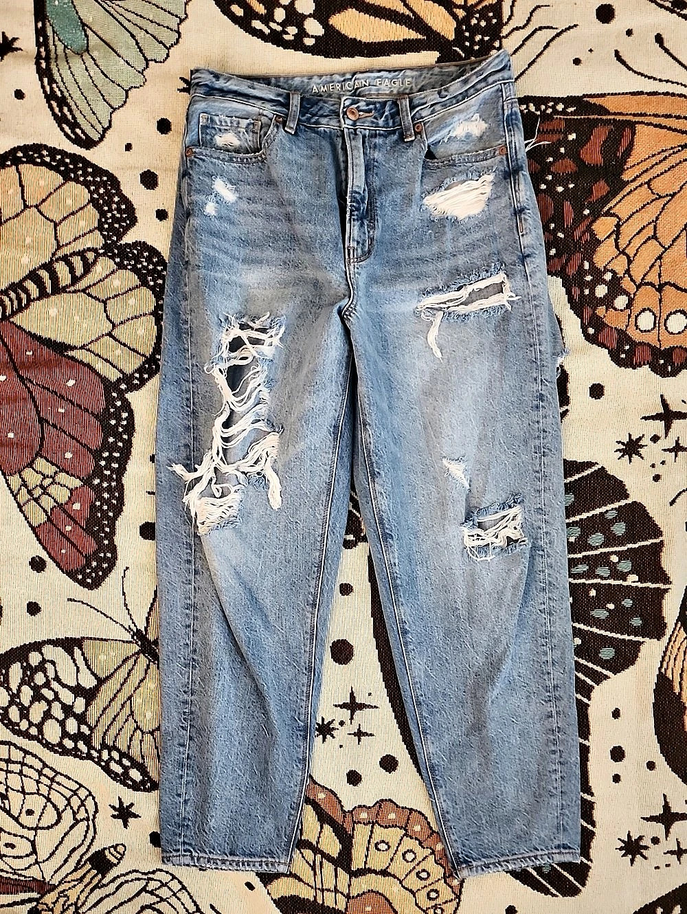 American Eagle Relaxed Distressed Mom Jean – Size 6